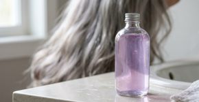 Os cabeleireiros explicam: “O shampoo tonalizante mantém os cabelos grisalhos claros e brilhantes, mas o produto errado pode deixá los acinzentados e sem vida”