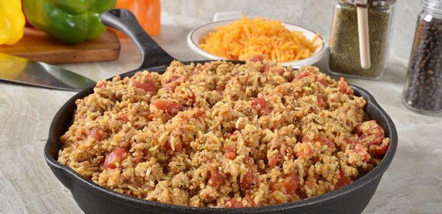 Esse arroz de linguiça com legumes é a prova de que dá pra comer bem sem complicar