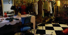 Arte e moda: mãe e filha cuidam de bar e brechó que recicla e vende roupas antigas