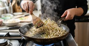Comer brotos crus parece tão seguro quanto colocar qualquer outra verdura na salada, mas as condições quentes e úmidas usadas para cultivá-los também favorecem microrganismos: a FDA recomenda atenção especial, sobretudo para pessoas de maior risco