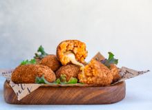 Featured side: Bolinho crocante de milho e queijo: a receita fácil que desaparece da mesa em minutos