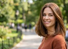 Featured side: Uma cabeleireira concorda: “Para evitar o frizz, funcionam maravilhosamente cortes como o long bob ou lob, desde que selamos bem as pontas.”