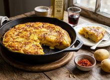 Featured side: Dabiz Muñoz, chef: “A tortilha de batata espanhola fica melhor com alguns fios de açafrão e não leva cebola, apenas ovo, batata, azeite e sal.”