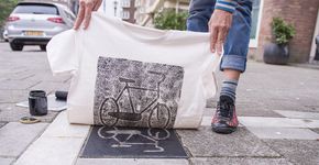 Artistas fazem estampas a partir de tampas de bueiro