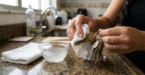 Borrifar vinagre na chave: 5 efeitos que ajudam a remover sujeira, gordura, cola, mau cheiro e marcas de oxidação