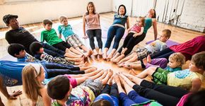 Aula ensina yoga para crianças com brincadeiras e descontração