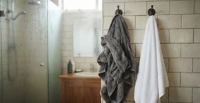 A toalha de banho não deve ser lavada só quando estiver com cheiro ou uma vez por mês: este é o tempo ideal para fazer a troca