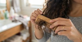 Desembaraçar o cabelo começando pelas pontas reduz a força aplicada aos nós perto da raiz