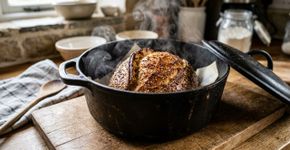 Para que o pão não forme uma crosta dura antes de crescer, é necessário criar vapor no início do forno para que a massa consiga expandir melhor
