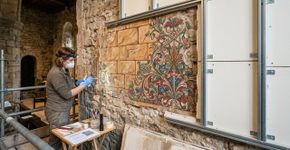 Uma pintura medieval permaneceu décadas escondida atrás de painéis instalados nos anos 1950 dentro de um castelo inglês