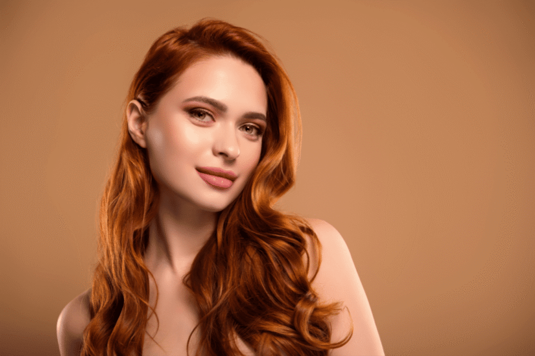 Os tons de cobre chegam em versões variadas, permitindo escolher entre um resultado mais luminoso ou uma cor mais intensa (Imagem: Beauty Hero | Shutterstock)