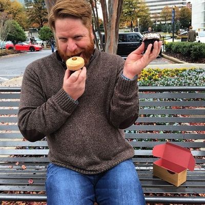 Os homens aparentam estar imitando algumas poses de mulheres nas fotografias (Imagem: Reprodução/BoredPanda)