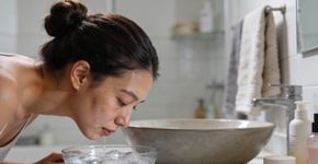 Imersão facial em água gelada é o segredo das famosas para pele perfeita