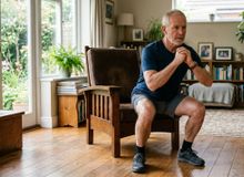 Featured side: Os treinadores concordam: “Aos 60 anos, em vez de caminhar por 20 minutos, é muito mais eficaz fazer exercícios como agachamentos na cadeira ou flexões na bancada da cozinha.”