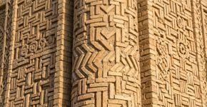 Mais de 2 mil anos de história na Rota da Seda: a cidade do Uzbequistão que preserva um centro medieval e um mausoléu do século X reconhecido pela arquitetura de tijolos