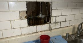 Depois de três meses ouvindo água correr dentro da parede sempre depois da meia-noite, morador abre o armário da cozinha para procurar um vazamento e descobre que um cano antigo alimentava uma torneira esquecida atrás do revestimento desde a última reforma