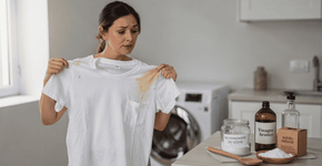 Recupere as roupas brancas com o uso estratégico desse ingrediente de cozinha que acaba com a mancha amarela debaixo do braço