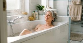A partir dos 60 anos, em vez de banho quente, use água morna por no máximo 10 minutos