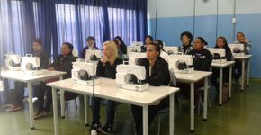 Projeto capacita moradores da periferia de SP em corte e costura