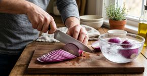 Por que no Japão eles sempre mergulham a faca de cozinha na água gelada antes de cortar cebola