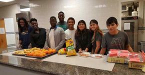 Haitiano faz grupo para imigrantes não comerem sozinhos na escola
