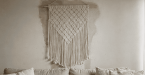 Decoração de parede sem sujeira e com resultado profissional usando apenas nós estratégicos que escondem a umidade e a descamação