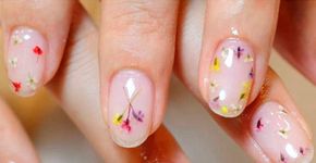 Unhas com flores secas é a tendência mais delicada de todas