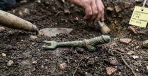 Arqueólogos preparavam o terreno para ampliar uma estrada quando encontraram um limpador de unhas romano com um pênis esculpido no cabo