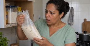 Mulher pegou um pacote de arroz no fundo do armário e percebeu pequenos pontos se movendo lá dentro, abriu outros alimentos e descobriu que o problema já tinha passado muito além daquele pacote