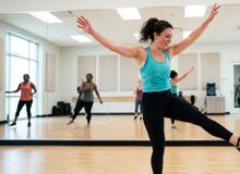 Featured side: Dançar em vez de ir à academia é muito bom, mas só funciona se a aula tiver movimentação contínua por pelo menos 30 minutos, em ritmo que exija esforço real