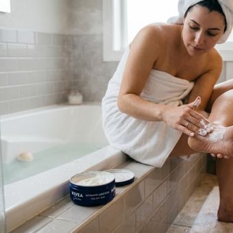 Featured mobile: Para prevenir rachaduras nos calcanhares, é importante hidratar os pés todos os dias, e não apenas quando já estão rachados