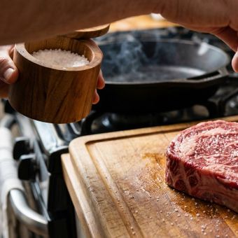 Featured mobile: Quando salgar a carne? Esse detalhe determina se ela ficará suculenta ou dura
