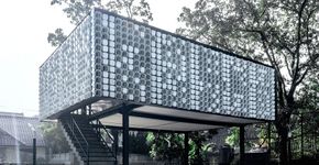 Biblioteca é construída com 2.000 potes de sorvete reciclados