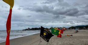 Bandeira preta na praia: saiba o significado e como agir