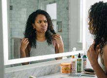 Featured side: Cabelo cacheado fica pesado depois de três dias de creme, óleo e gel? Talvez esteja precisando tirar produto em vez de colocar mais