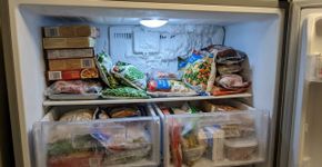 Freezer começa a criar uma placa de gelo atrás das gavetas mesmo com a porta fechando, e embalagens mal posicionadas podem impedir a circulação do ar frio
