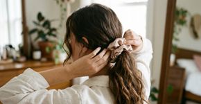 Cabeleireiros explicam por que prender o cabelo sempre no mesmo lugar pode favorecer a quebra dos fios e qual mudança simples ajuda a reduzir os danos provocados pelos penteados apertados