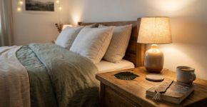 Colocar uma folha de louro na mesa de cabeceira: por que é recomendado para dormir melhor