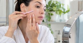 A tendência promete remover pelos e deixar a pele mais lisa, mas o dermaplaning caseiro pode cobrar um preço alto