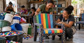 Sete mulheres de Natal aprendem a transformar baldes, bacias e tampinhas descartadas em móveis e criam cooperativa para conquistar renda própria