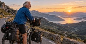 Viúvo de 69 anos pedala mais de 30 mil quilômetros por 25 países, espalha parte das cinzas da esposa durante a viagem e arrecada quase 68 mil dólares canadenses contra o câncer