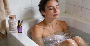 4 ingredientes usados no banho de sais para aliviar dores musculares
