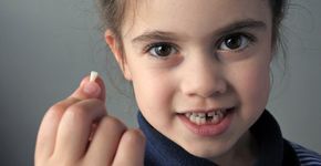 O que fazer quando o dente cai? Crianças contam experiências