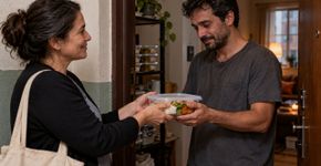 Homem recebe durante meses marmitas preparadas pela irmã depois de perder o emprego, consegue trabalho novamente e aparece na casa dela com dezenas de potes vazios e uma surpresa que guardou desde o primeiro salário
