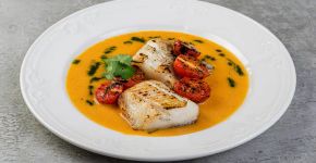 Muito além do peixe grelhado: veja 3 receitas com pescada-branca para um jantar leve e saudável