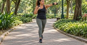 Cinco movimentos para exercitar os braços e ombros enquanto caminha