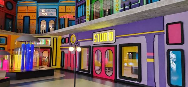 Jota City é uma cidade cenográfica com 12 ambientes para oficinas de culinária, pintura e criação