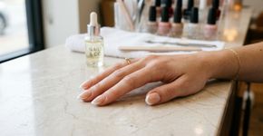 Manicure francesa clássica: a técnica que nunca sai de moda e como fazer durar mais tempo