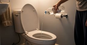 Coloque vinagre no vaso sanitário antes de dormir: um truque simples para manter o brilho e evitar manchas