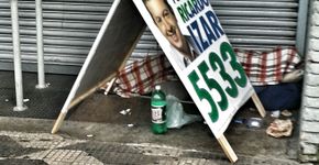 Cavaletes de propaganda eleitoral viram casa para moradores de rua em São Paulo